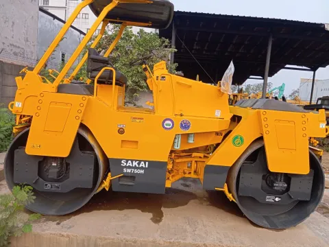 Tandem Rolle Sakai SW750H 7.5ton Duoble Drum Roller - Tampak samping kiri