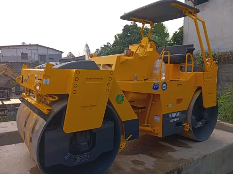 Tandem Rolle Sakai SW750H 7.5ton Duoble Drum Roller - Tampak samping kanan