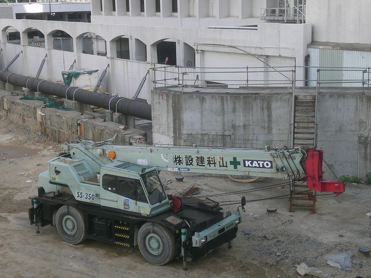 Rough Terrain Crane vs Truck Crane: Mana yang Lebih Cocok untuk Proyek Anda?