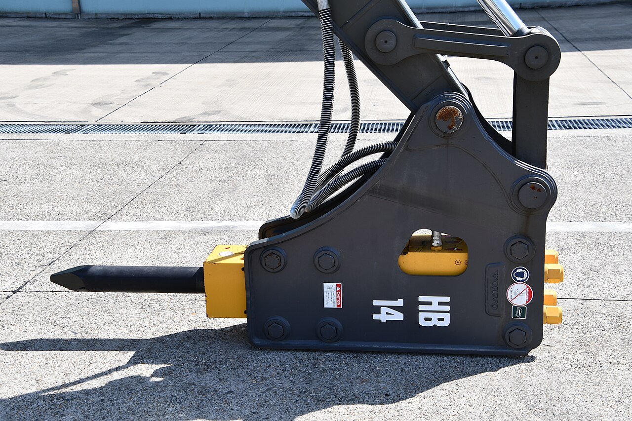 Breaker, Grapple, Ripper, dan Attachment Excavator Lain yang Bikin Unit Lebih Produktif