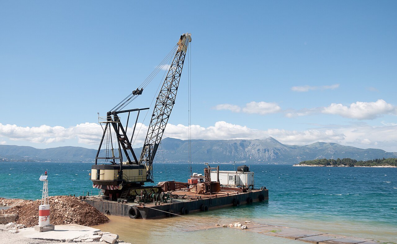 Jenis-Jenis Crane dan Fungsinya: Panduan untuk Pemilik Proyek dan Pembeli