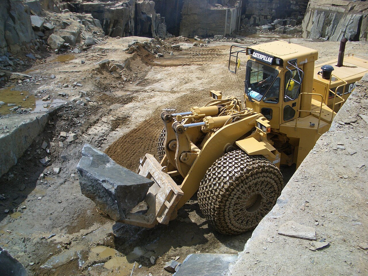 Ban Wheel Loader: Tekanan, Pola Tapak, dan Cara Membuatnya Lebih Awet