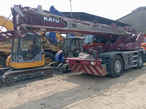 Mobile Crane Kato SR250R Rough Terrain Crane - Tampak samping kanan