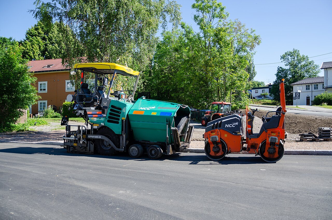 Asphalt Finisher Roda Ban vs Crawler: Kapan Pakai yang Mana?
