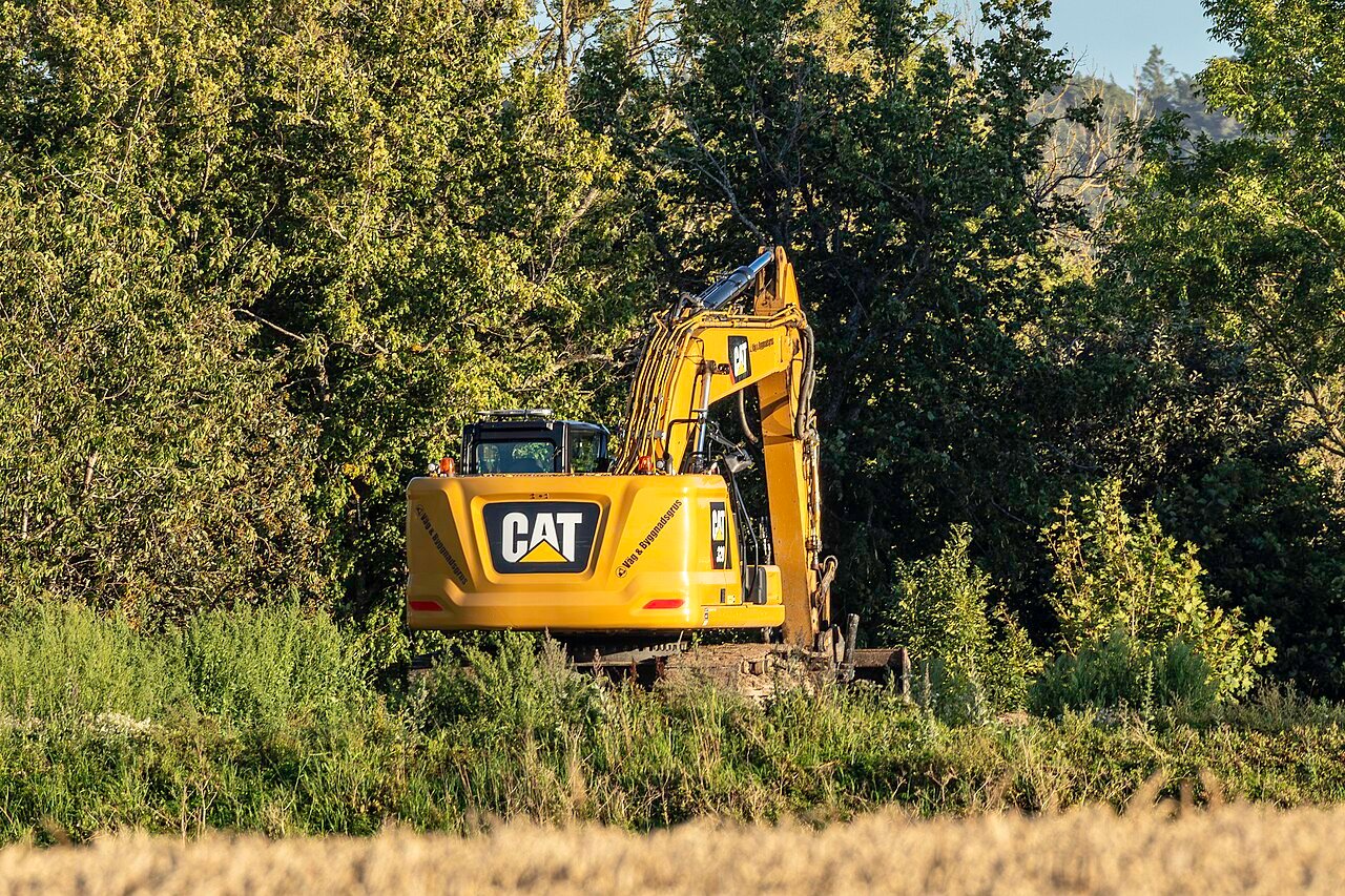 Komatsu PC200 vs Caterpillar 320: Perbandingan Jujur untuk Pembeli Unit Bekas