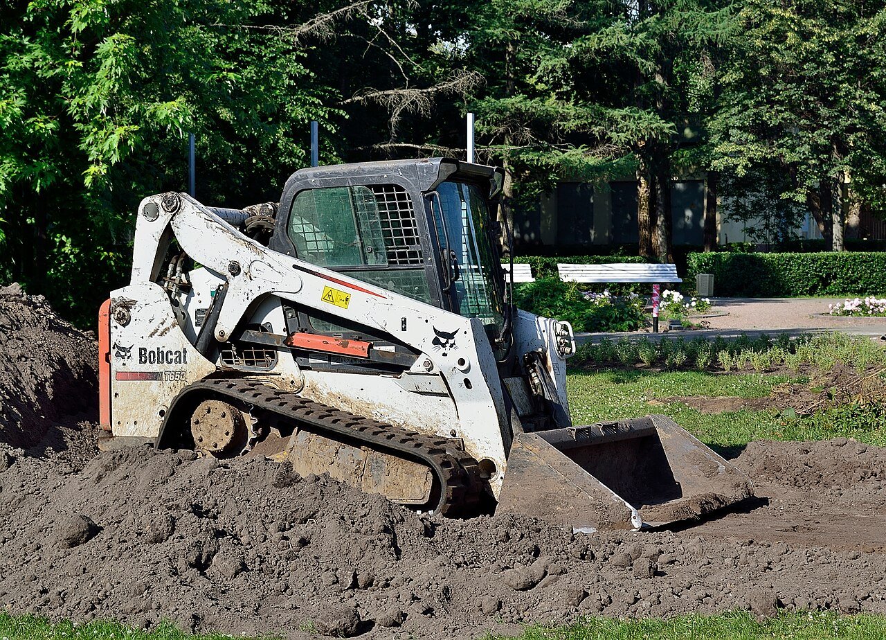 Wheel Loader vs Skid Steer Loader: Beda Ukuran, Beda Peran