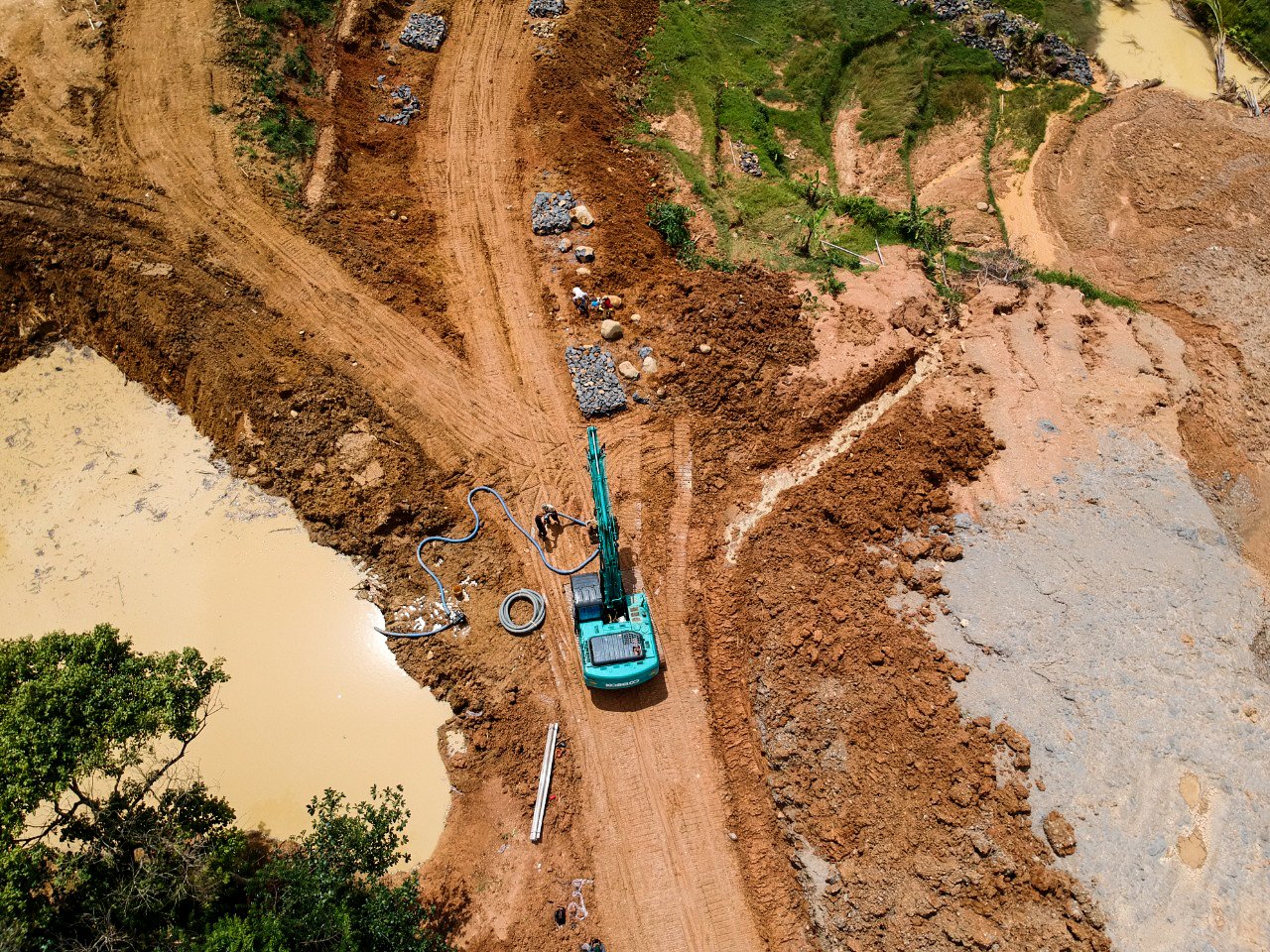 Bulldozer atau Excavator untuk Land Clearing? Ini Pertimbangannya